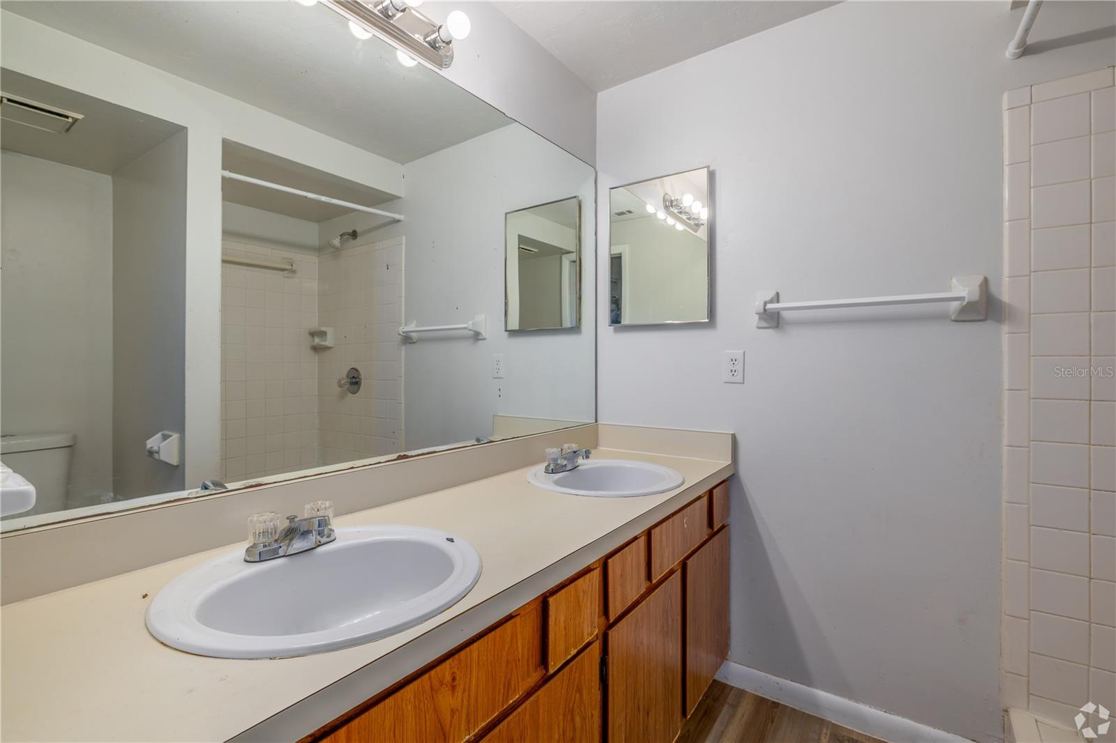 16 Unit Multi Family Building For Sale in Gainesville, FL $2,200,000 16 Unit Multi Family Building For Sale in Gainesville, FL $2,200,000