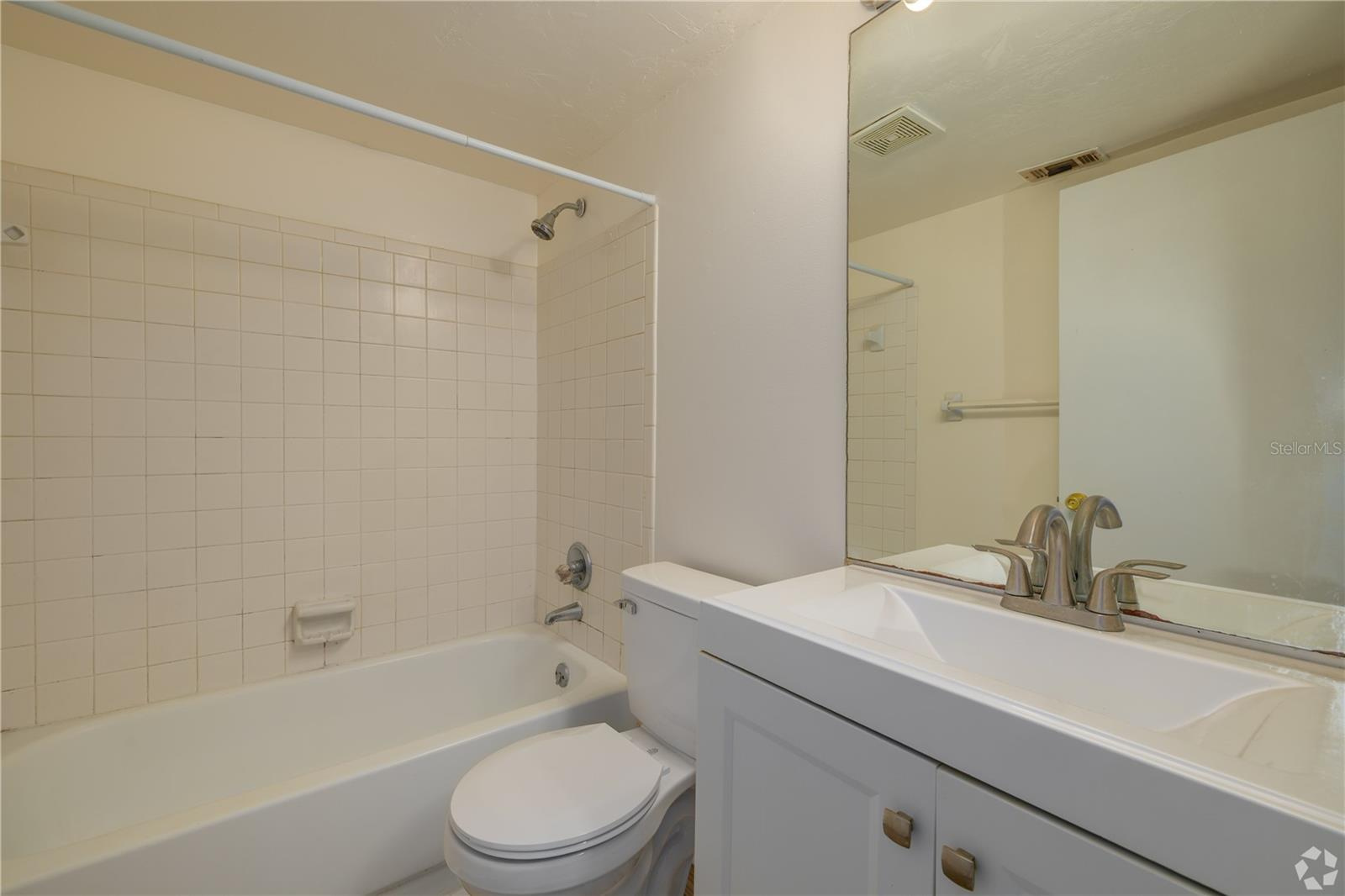 16 Unit Multi Family Building For Sale in Gainesville, FL $2,200,000 16 Unit Multi Family Building For Sale in Gainesville, FL $2,200,000